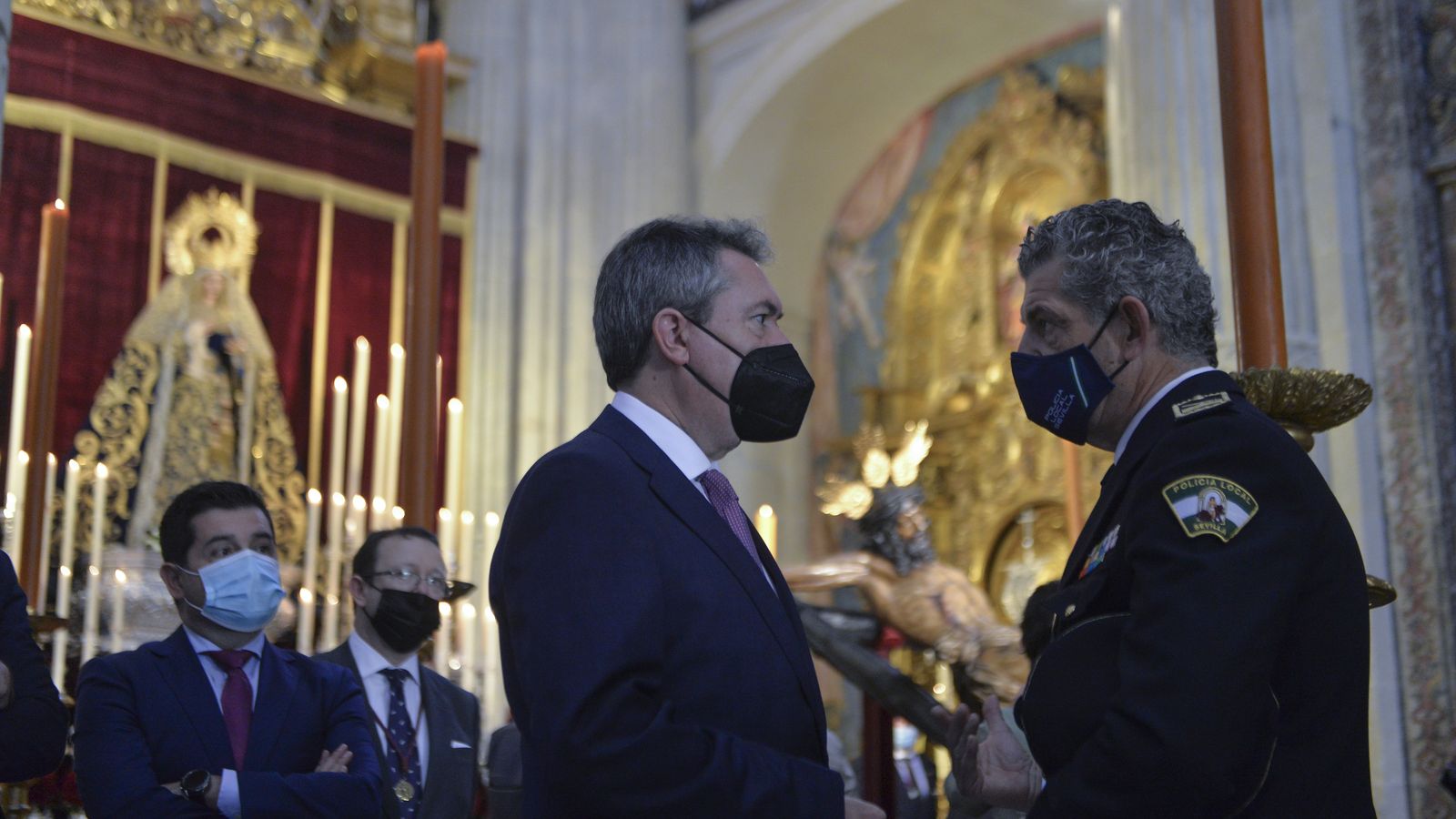 El alcalde Juan Espadas junto a al jefe de la Policía Local José Medina Arteaga