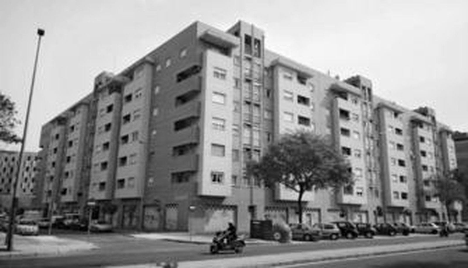 Manzana de viviendas construida en Cros Pirotecnia con una bolsa de 18 locales en venta.