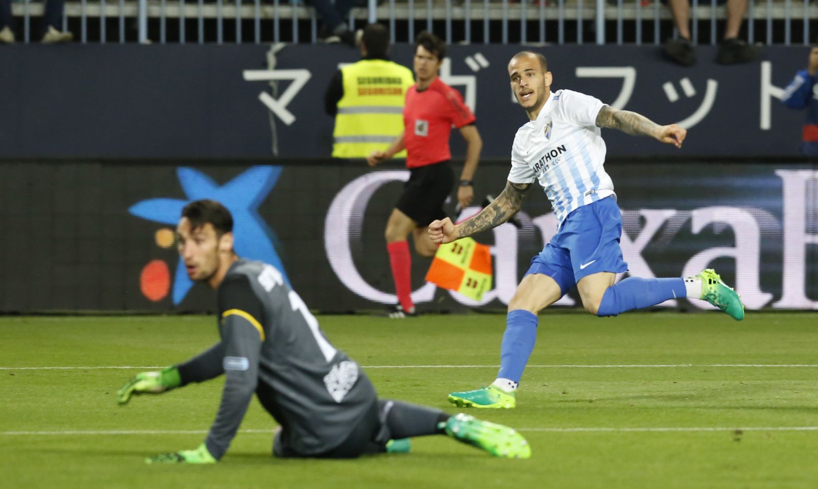 Sandro bate a Rico en el segundo gol.