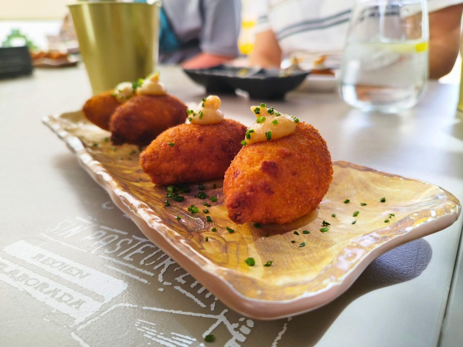 Croquetas de cochinillo en El Santuario.
