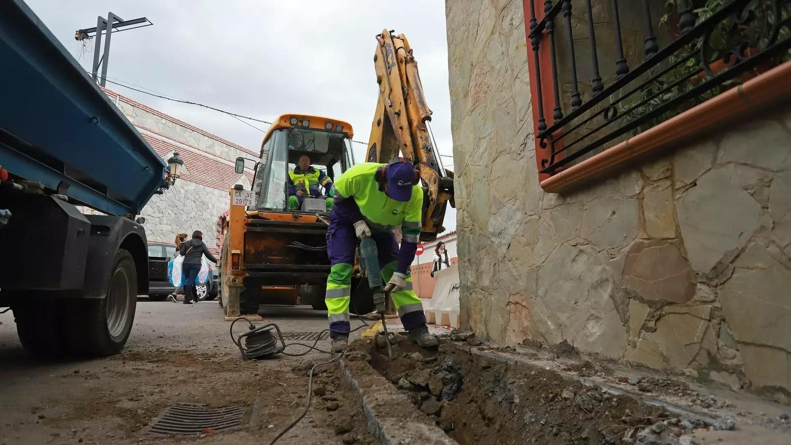 Unos trabajadores de Arcgisa trabajando en la reparación de una avería en la red de aguas de Los Barrios.