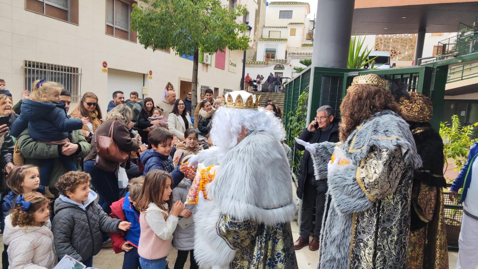 De la Residencia de Mayores a las calles: imágenes del paso de los Reyes Magos por Huércal-Overa