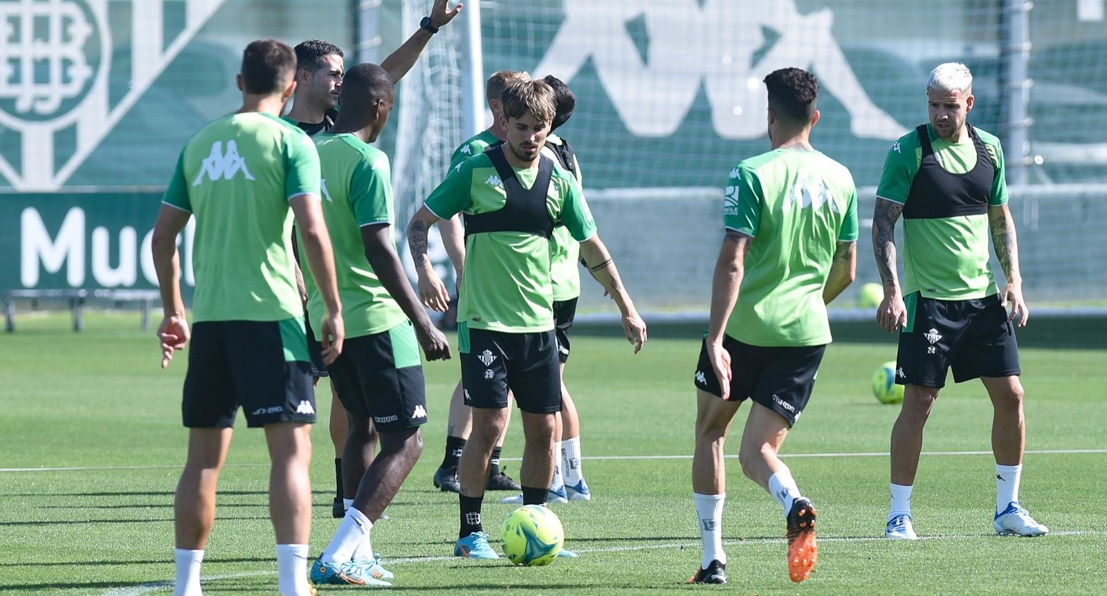 Los jugadores del Betis, en el entrenamiento de este viernes en la ciudad deportiva.