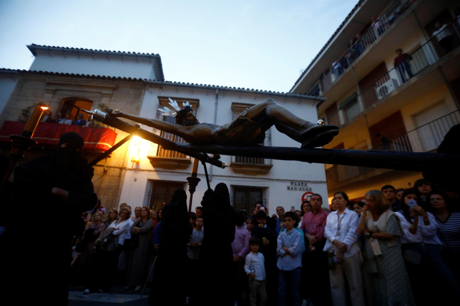 Lunes Santo en Córdoba: la procesión del Vía Crucis, en imágenes