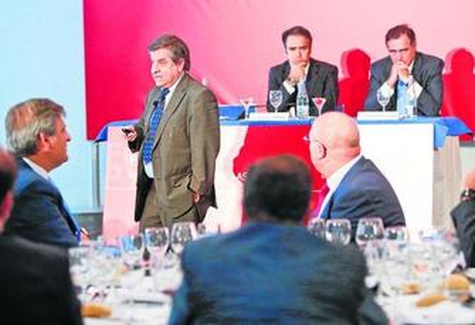 Marcos Urarte en su exposición sobre la competitividad de las empresas.