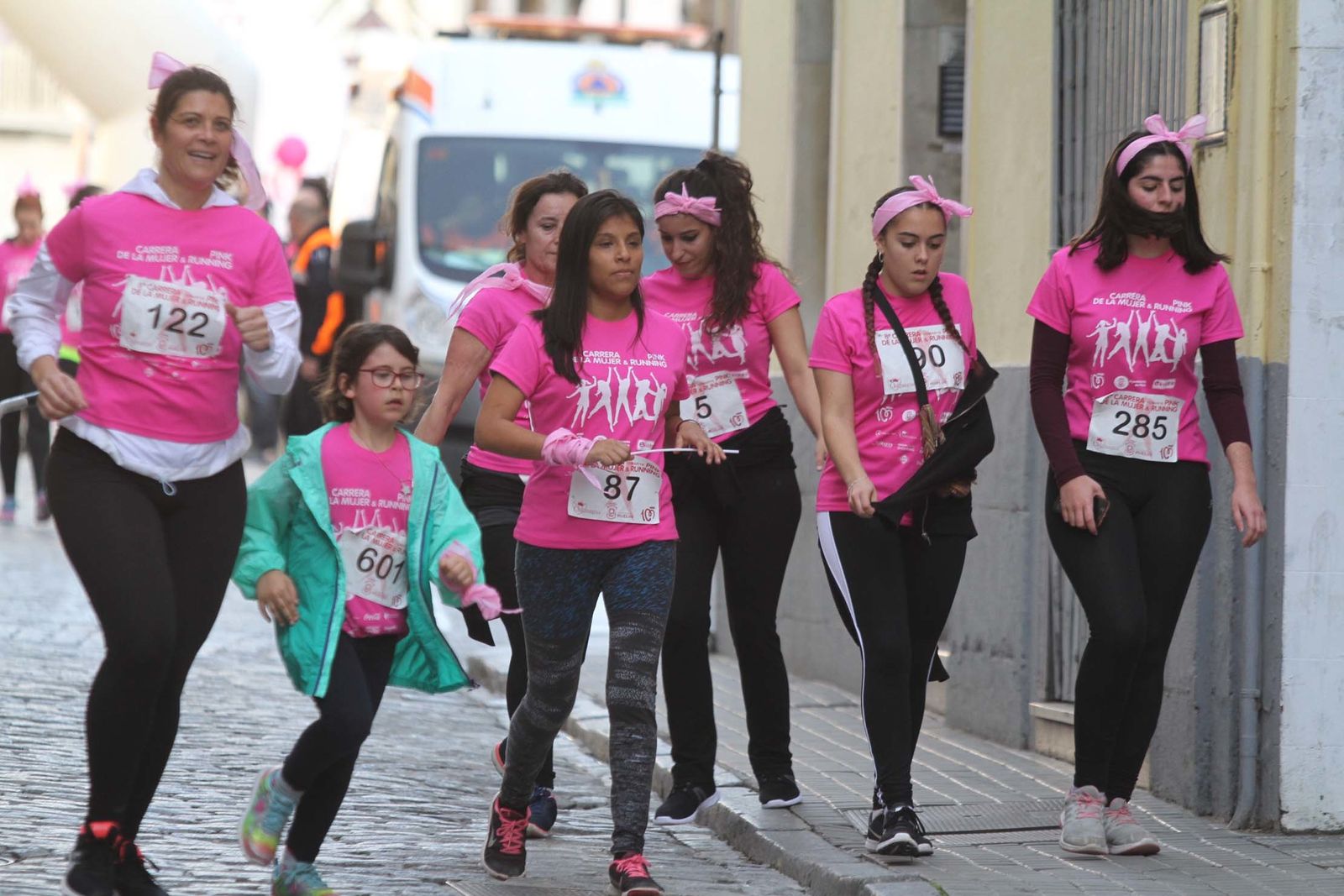 Imágenes de la Carrera contra el cáncer de mama de Huelva.