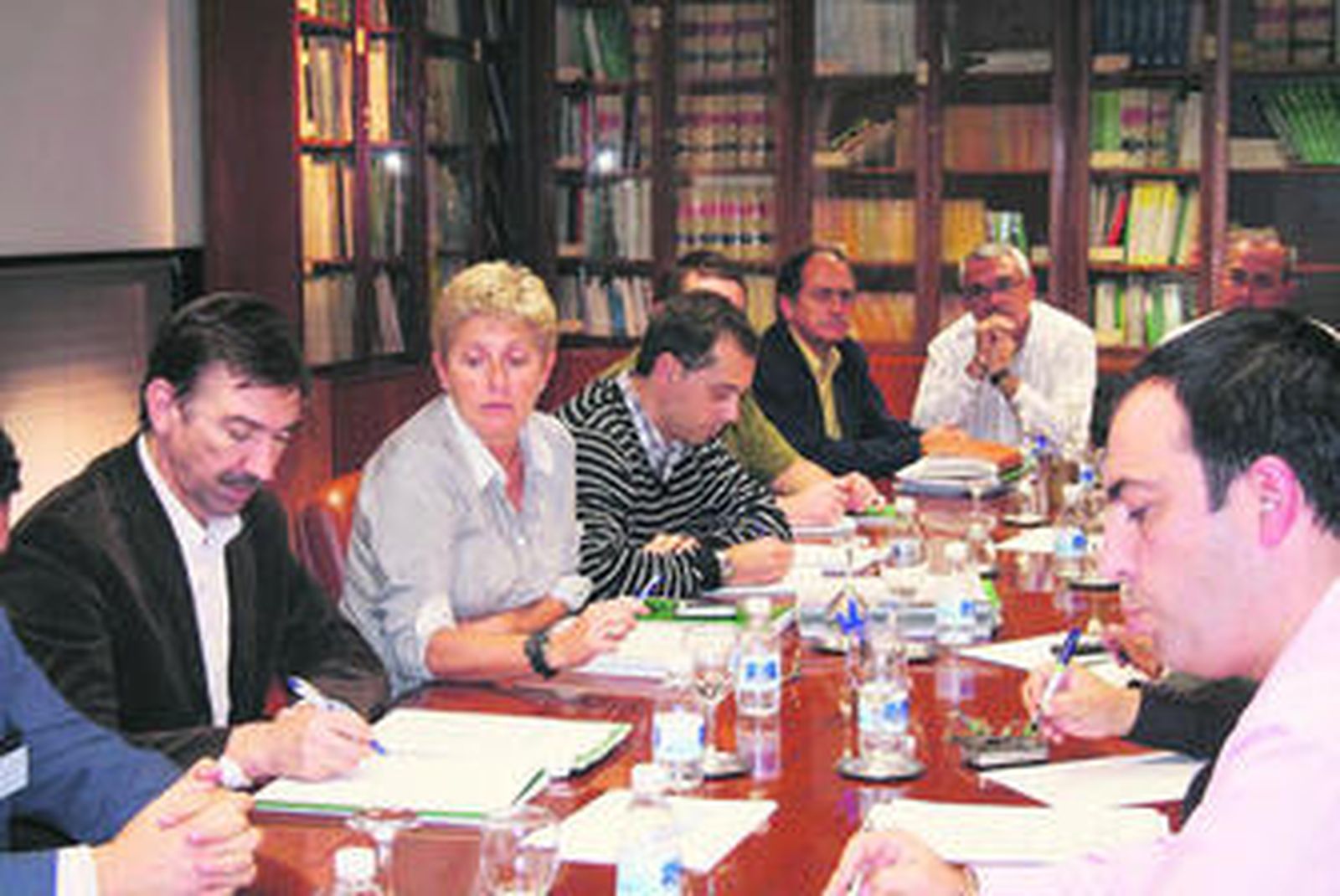 Reunión celebrada ayer en Sevilla entre representantes del sector y la Junta.
