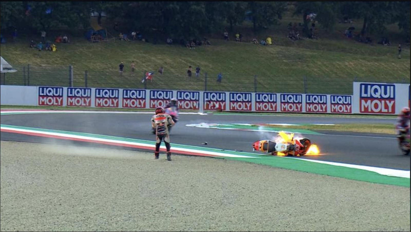 La moto de Márquez, en llamas.