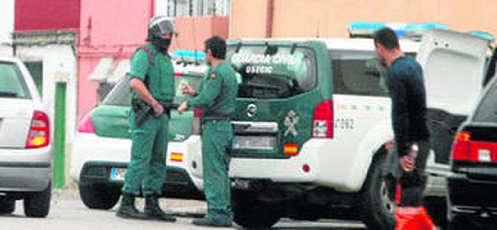 El despliegue era más que importante a primera hora de la mañana de ayer en la barriada.