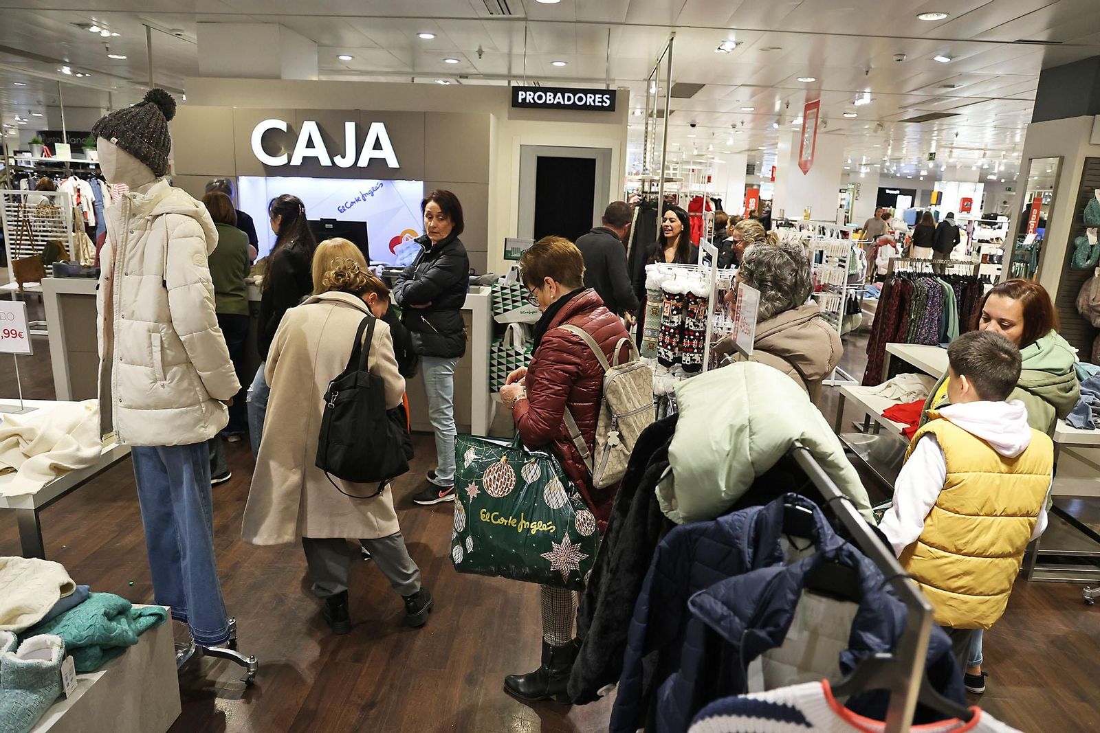 Imágenes del comienzo de las rebajas en Huelva