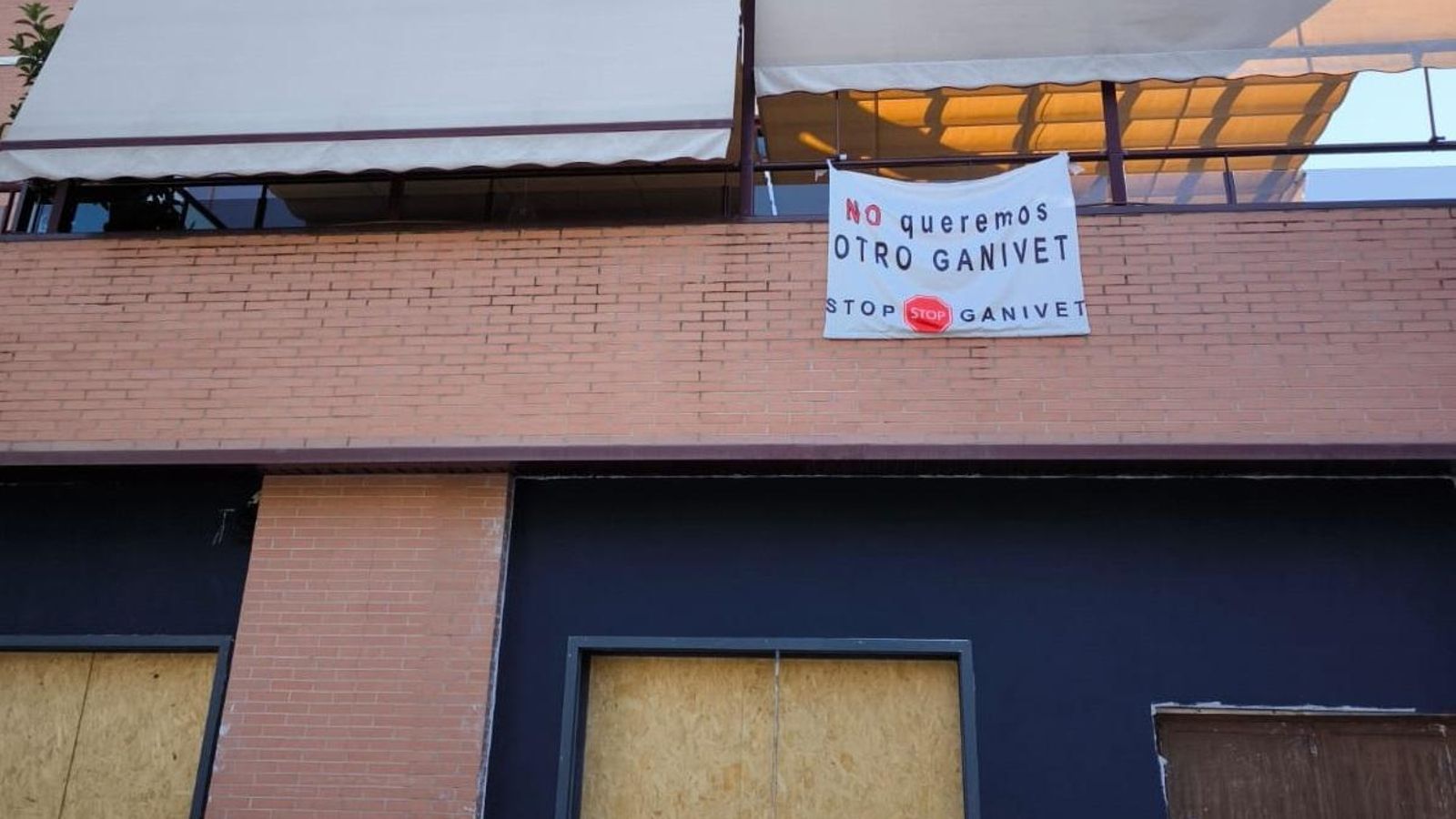 Una pancarta encima del local que se destinará al ocio nocturno