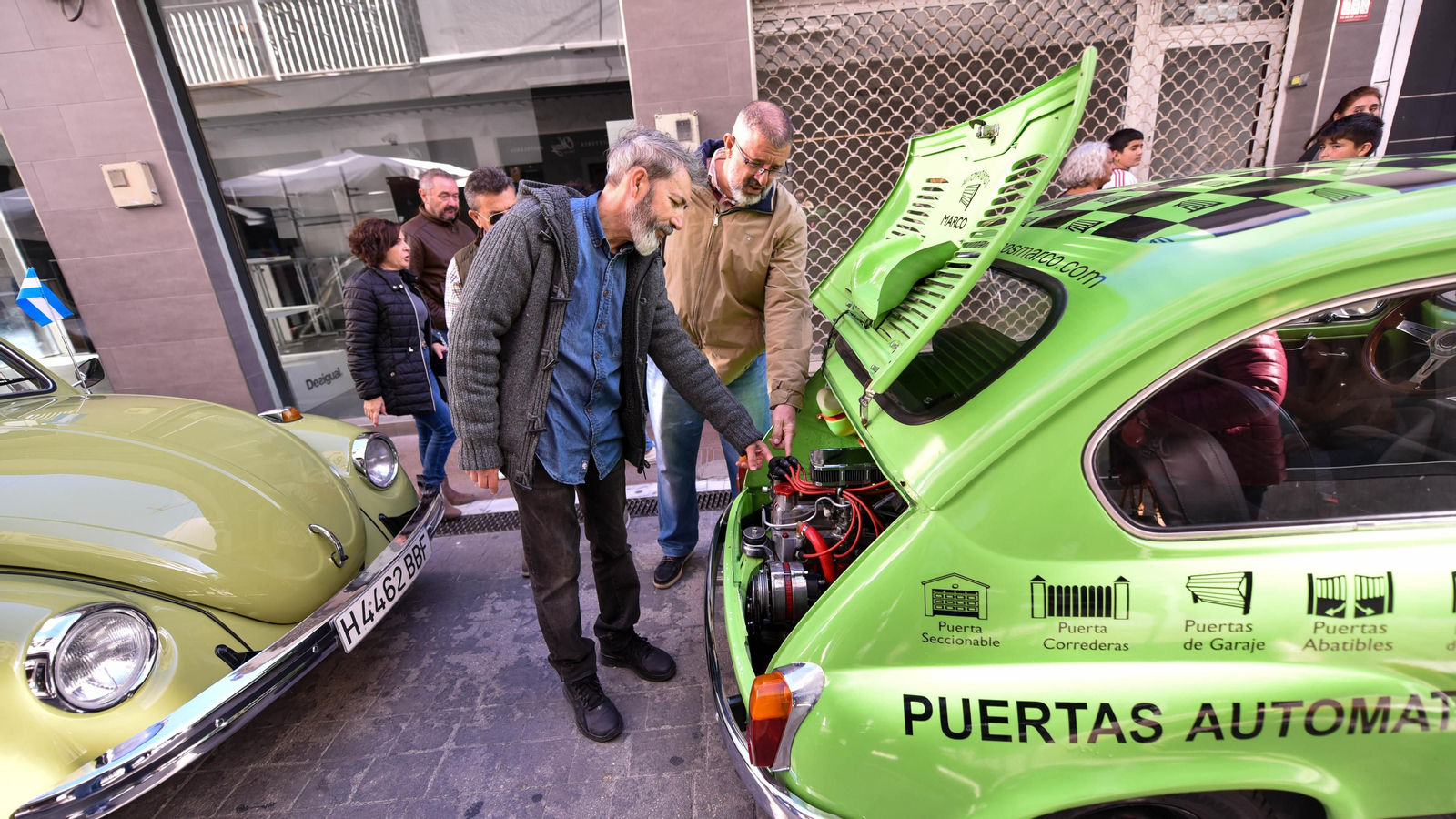 La exhibición de coches de antiguos en el centro de La Línea, en imágenes