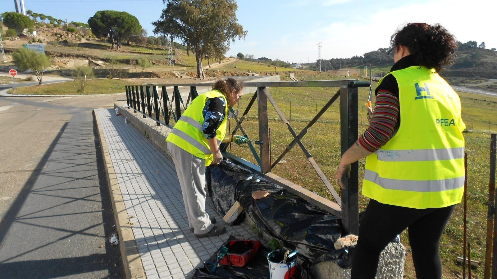 Trabajadoras del PFEA trabajando en unas obras de mantenimiento.