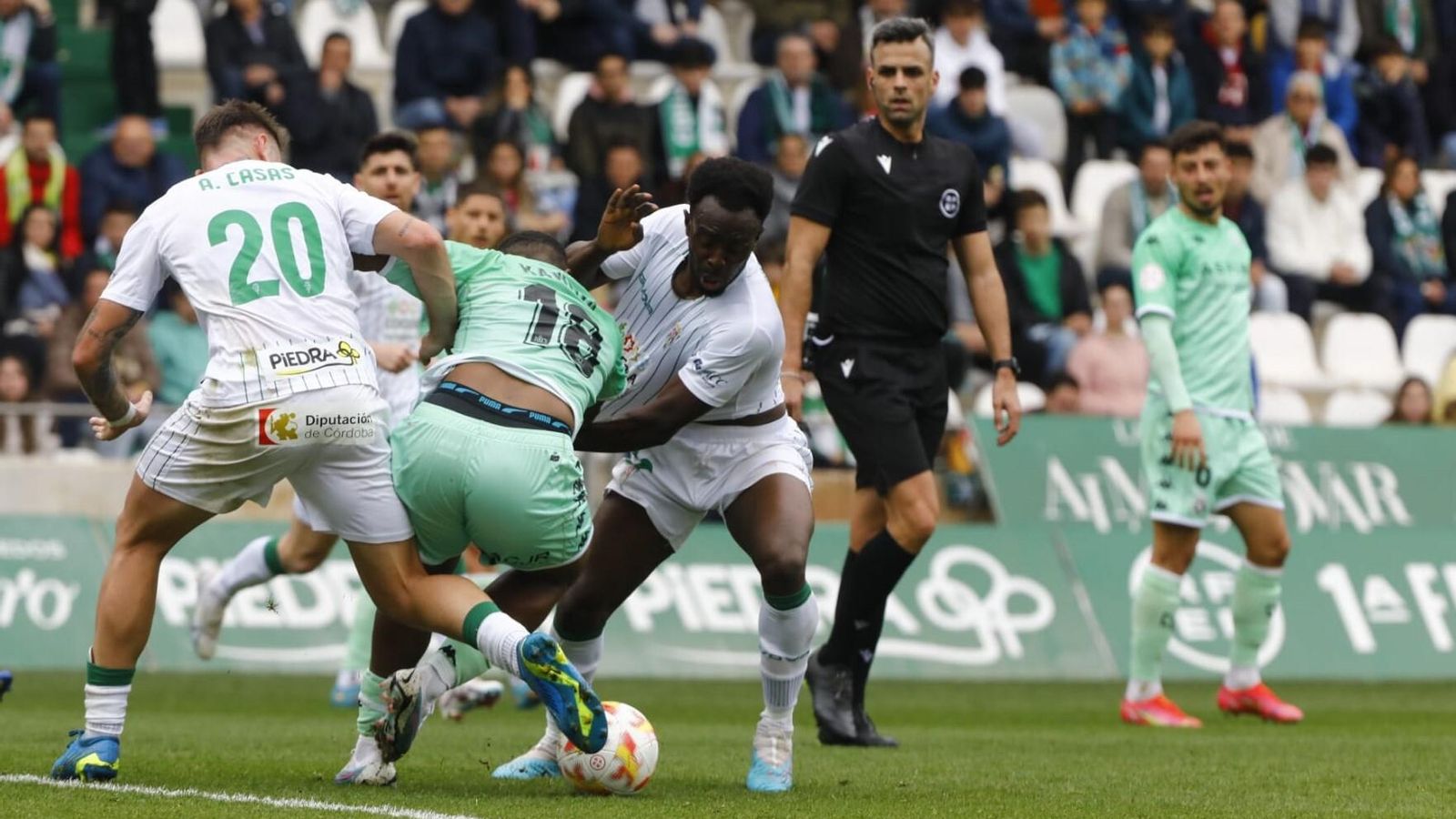Diarra y Casas pelean el balón con Kawaya, en el Córdoba CF - Cultural Leonesa.