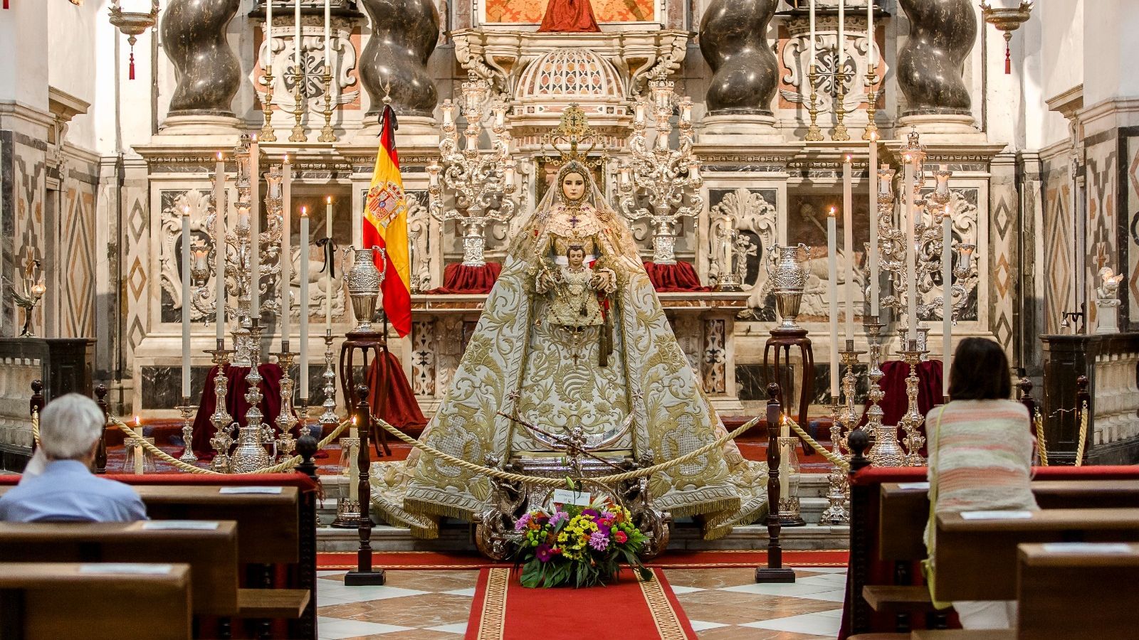 La Virgen del Rosario, a los pies del altar mayor de Santo Domingo