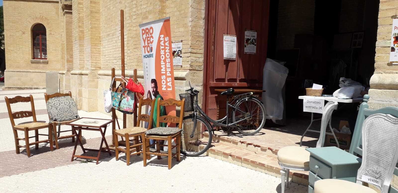El rastrillo solidario de Proyecto Hombre ha quedado instalado en uno de los bodegones de la Plaza Real.