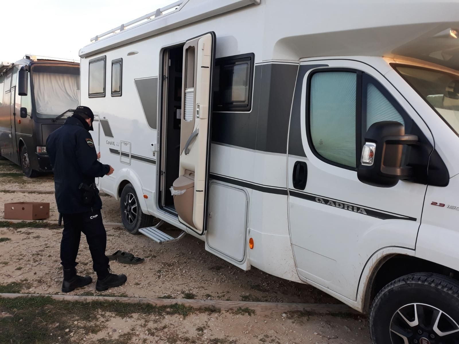 Inspección de una de las caravanas.