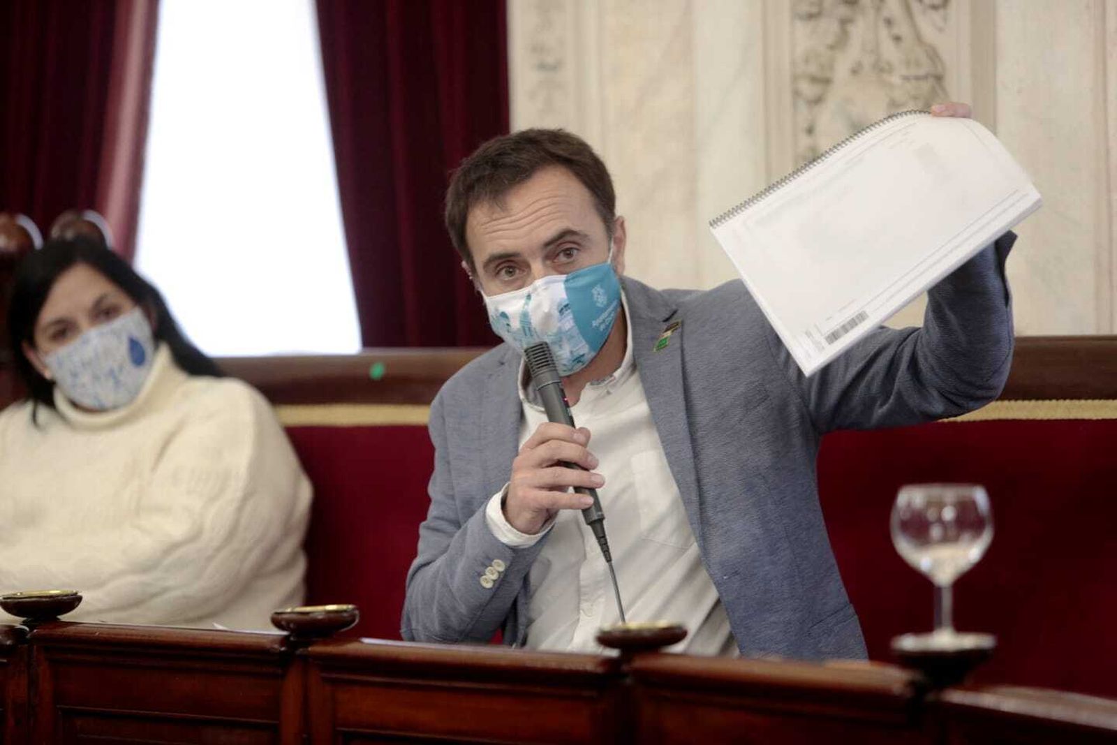 El concejal de Economía y Hacienda, José Ramón Páez, muestra los presupuestos en el Pleno extraordinario de este lunes.