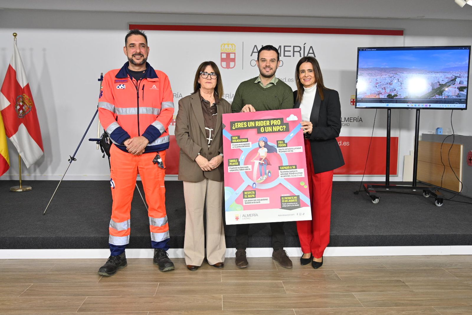 Los concejales y los representantes del 061 en la presentación de la campaña.