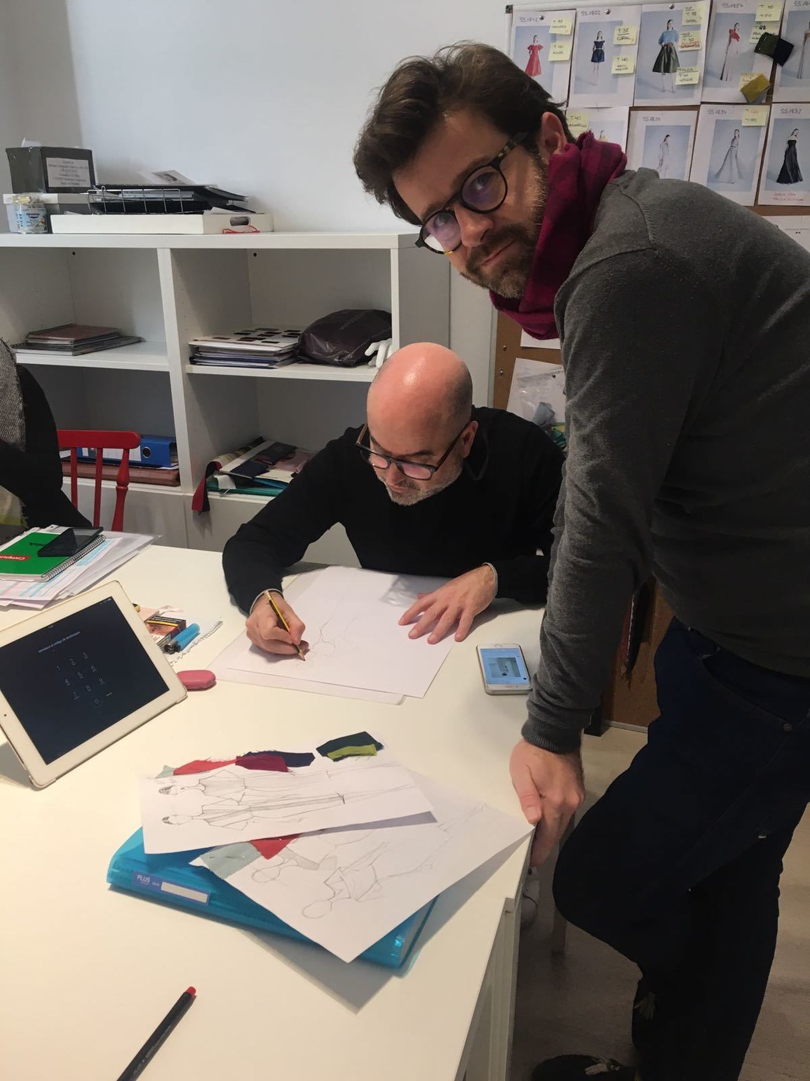 Fernando García (derecha) junto a Antonio García en su estudio en Sevilla.