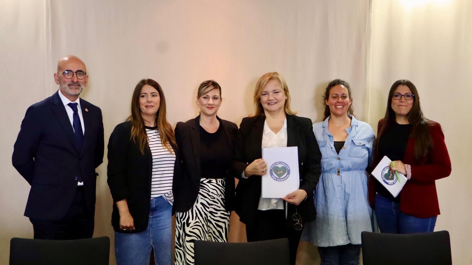 María José de Alba, portavoz del PP, y el concejal Joaquín Rodríguez Balestra, con las representantes de la asociación Nuestro Corazón por Bandera.