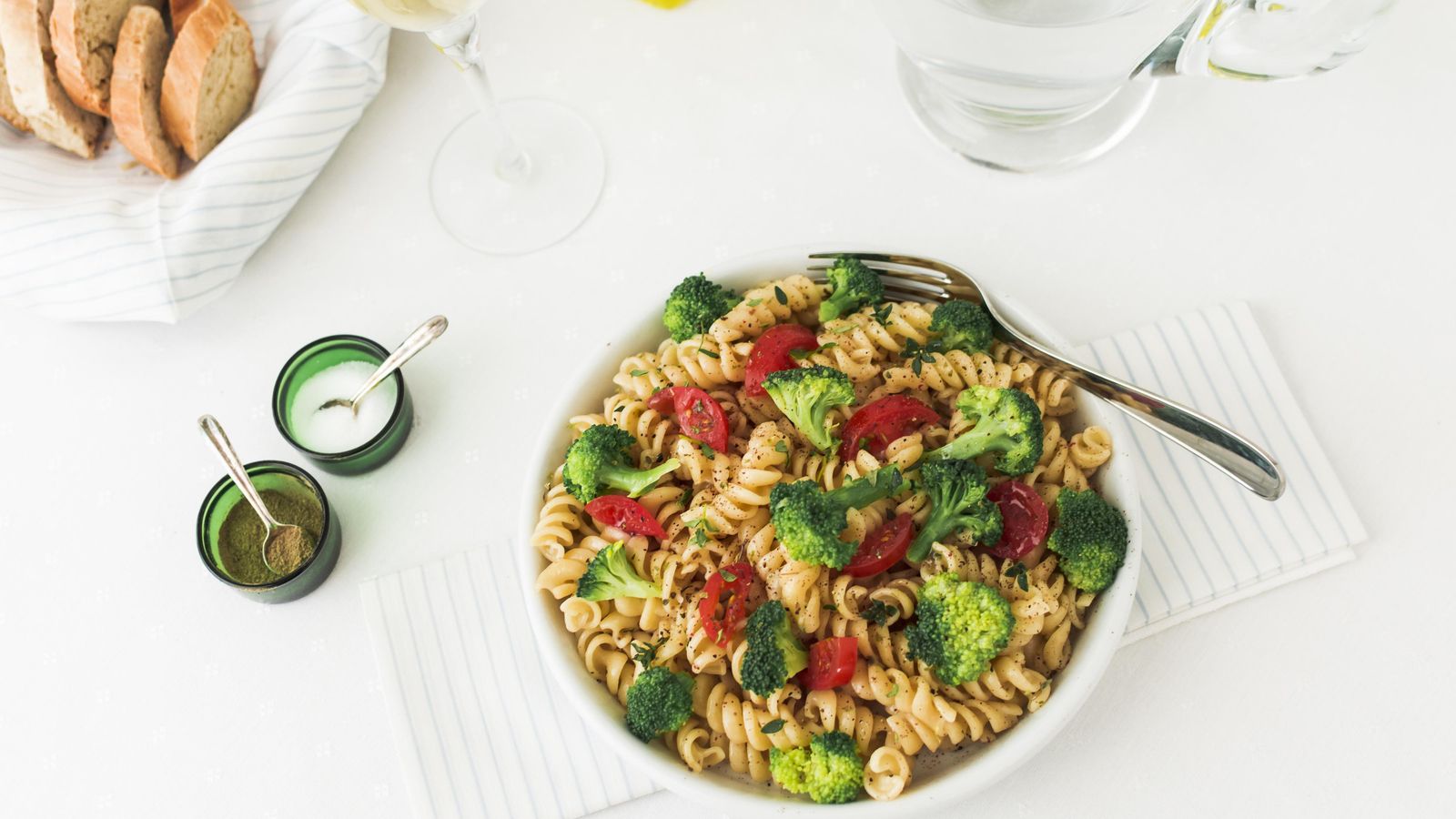 pasta con verduras en aceite de oliva