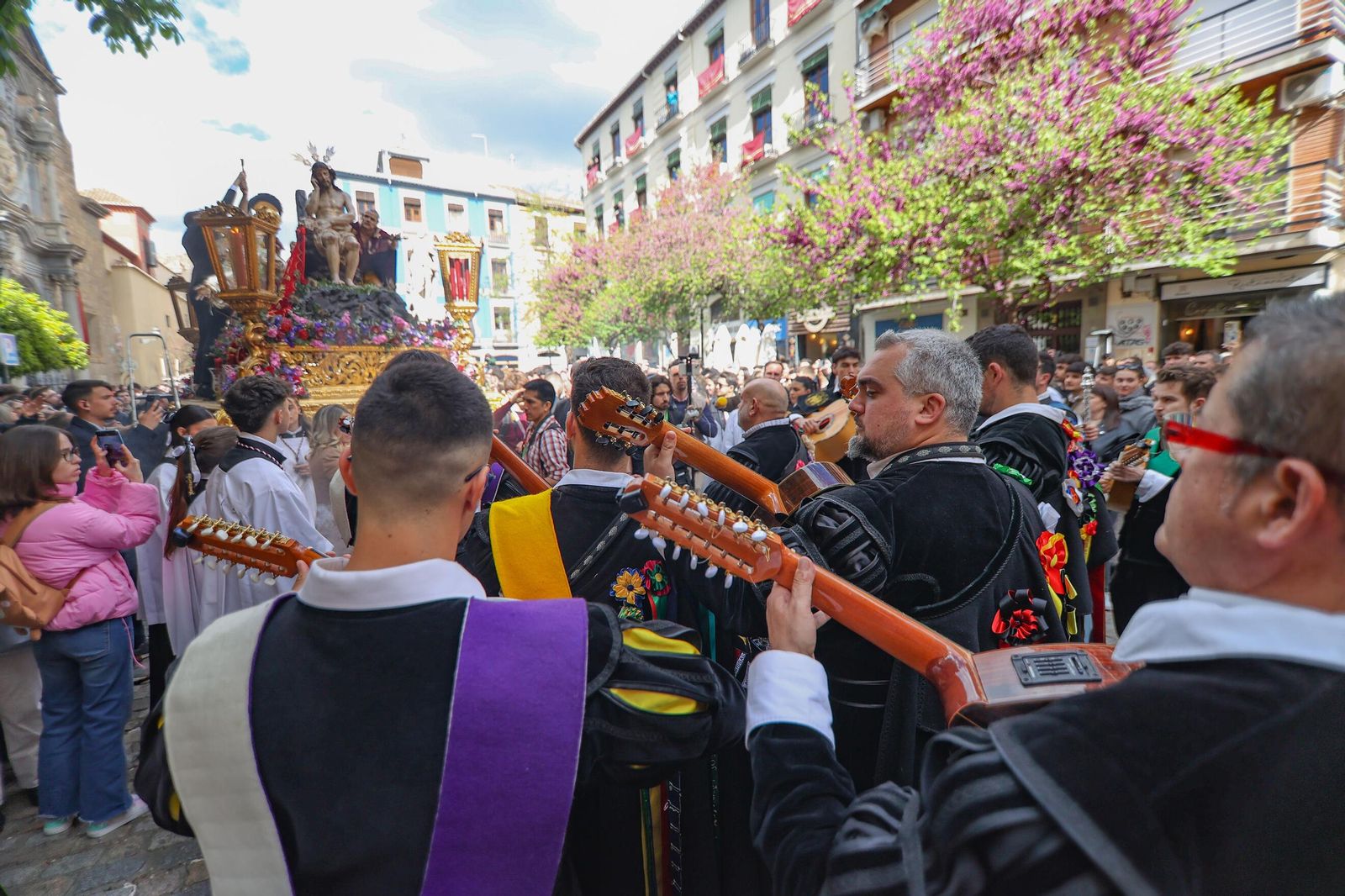Así vivió Granada la salida de la Hermandad de los Estudiantes 2025