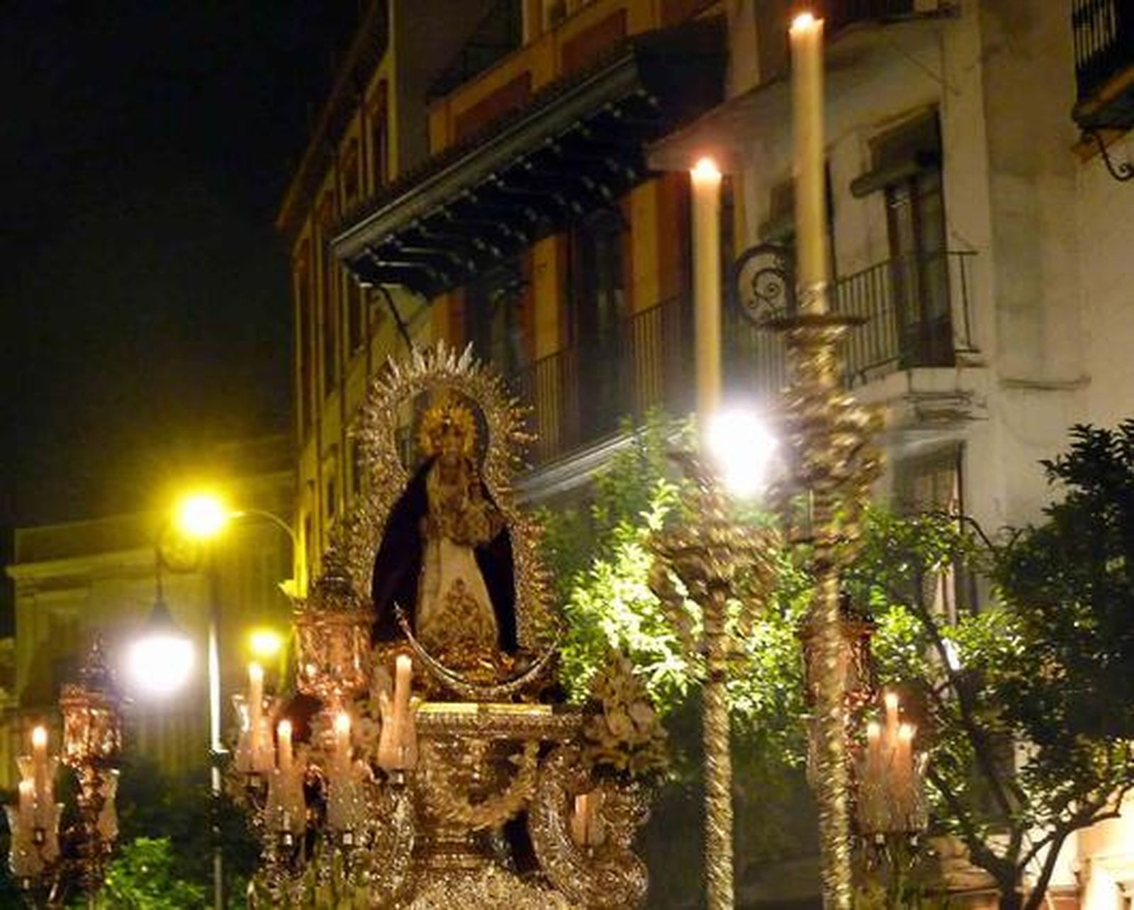 Del Salvador salió el sábado la Virgen del Prado de la Hermandad sevillana formada por gentes Higuera de la Sierra.

Foto: Ruesga Bono