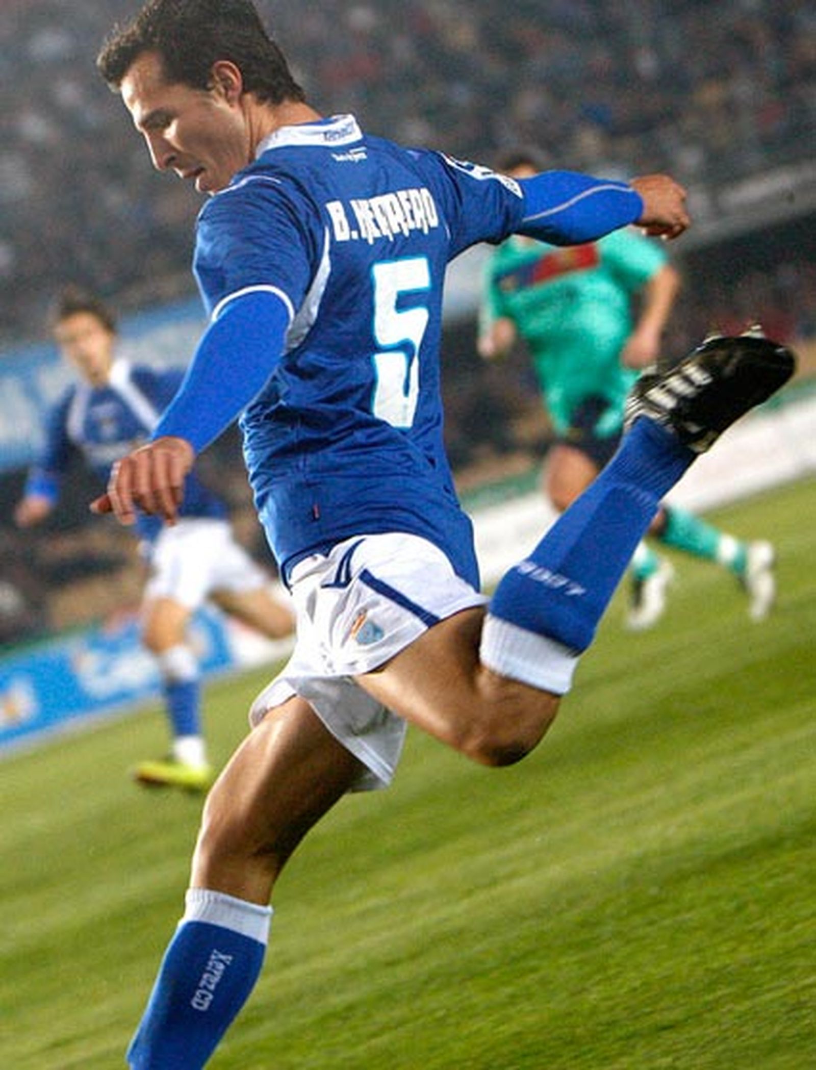 Bruno Herrero centra con la pierna izquierda en una llegada del primer periodo.

Foto: Juan Carlos Toro