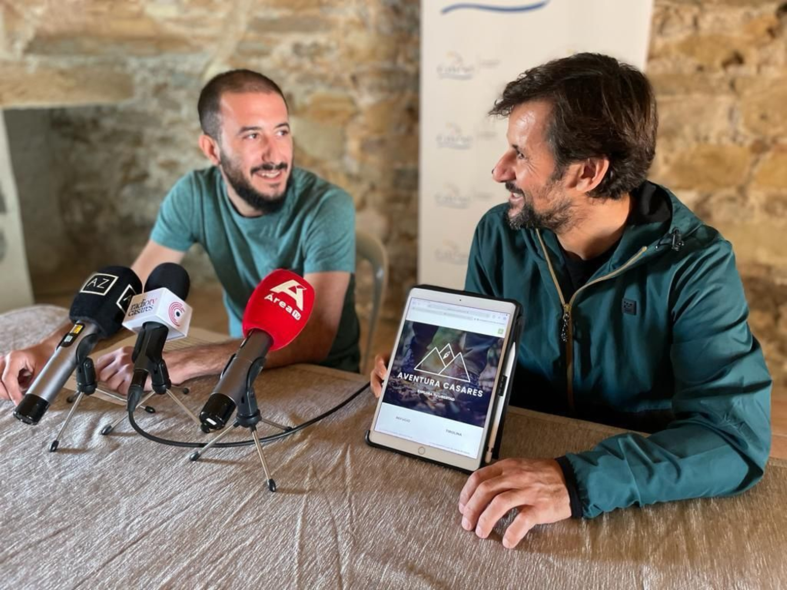 El concejal de Deportes, Nicolás Morales (I.), y el responsable de Aventura Casares, Víctor Román.