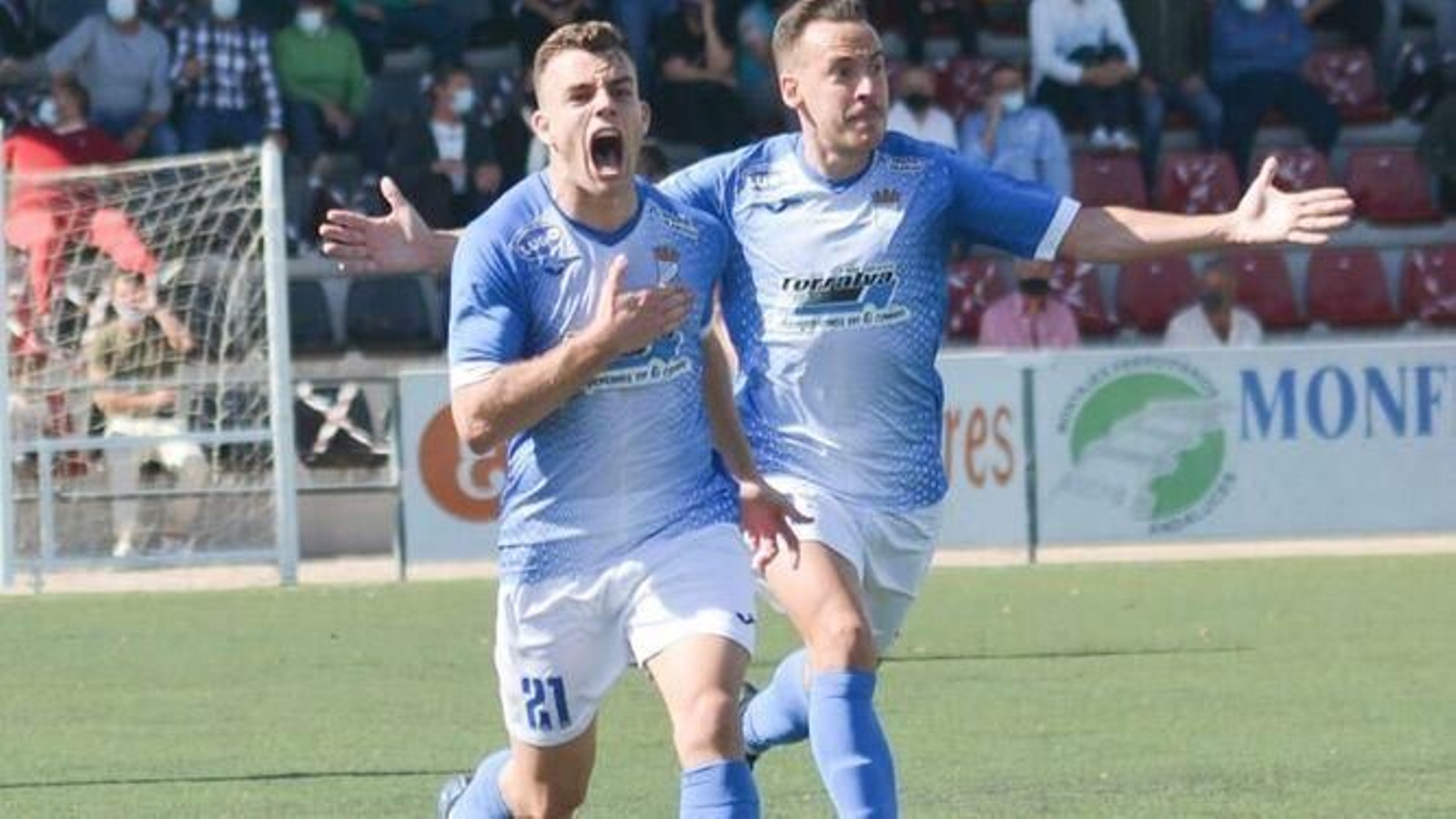 Álex Guti celebra con rabia junto a Juanca el 0-1 del Xerez CD en Las Cabezas.