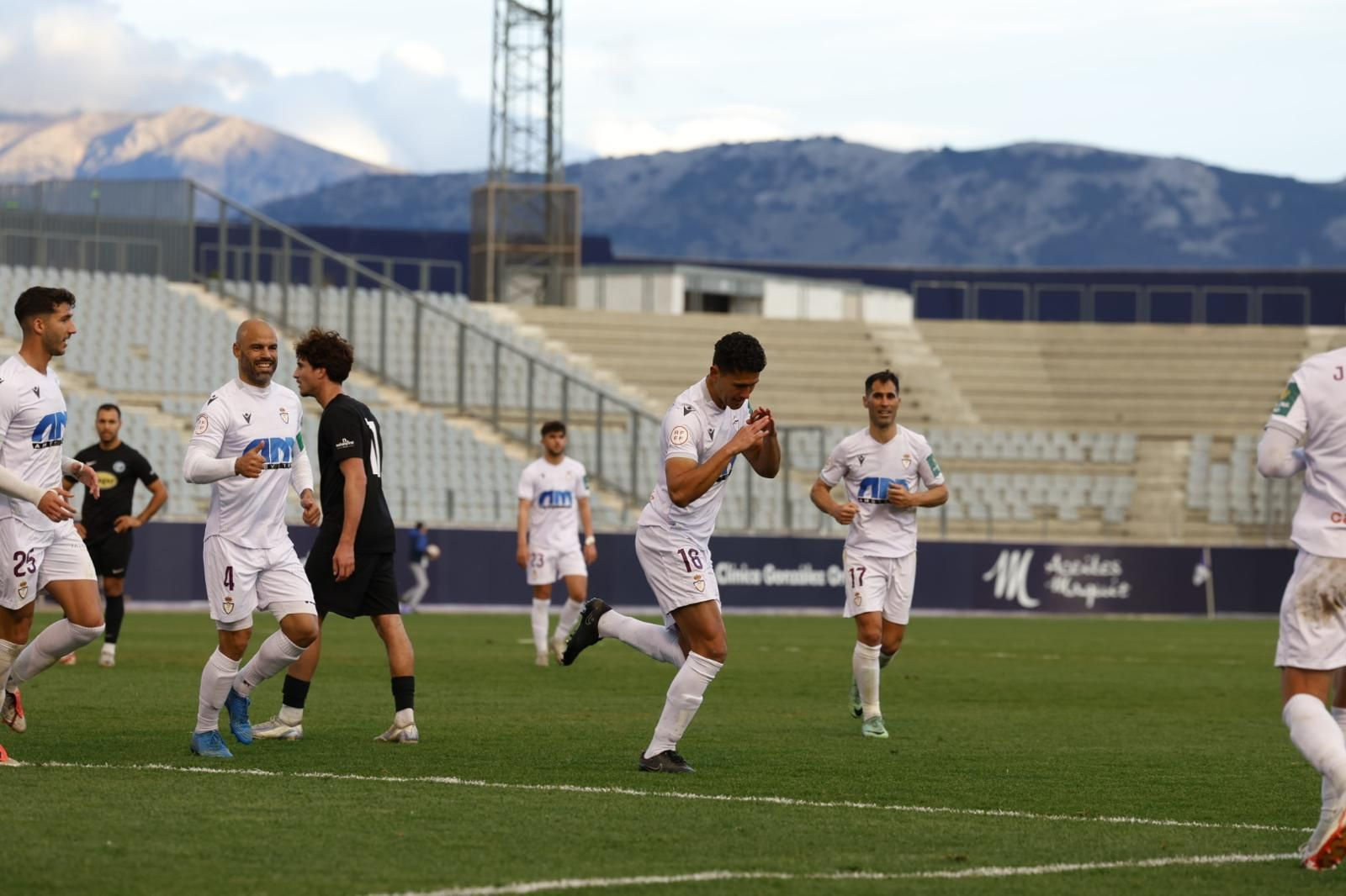 Juanma Porro celebra el quinto tanto del Real Jaen.