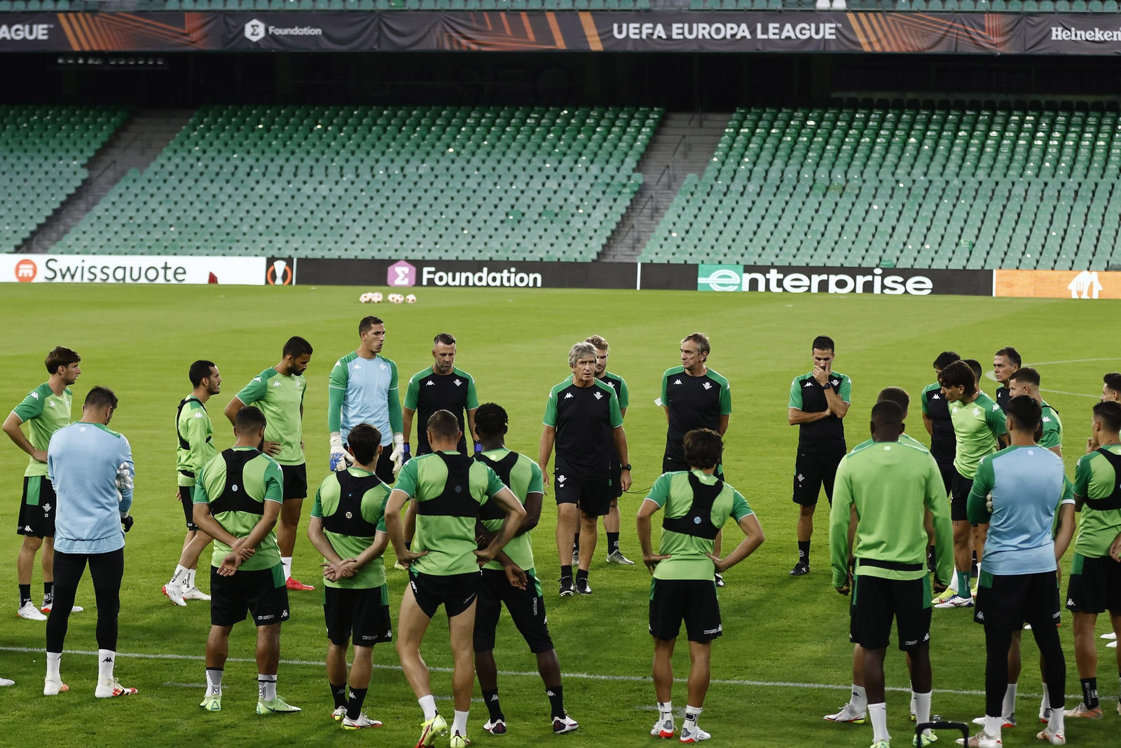 Manuel Pellegrini da la charla habitual a sus jugadores previa a un entrenamiento que ayer se celebró en el estadio Benito Villamarín.