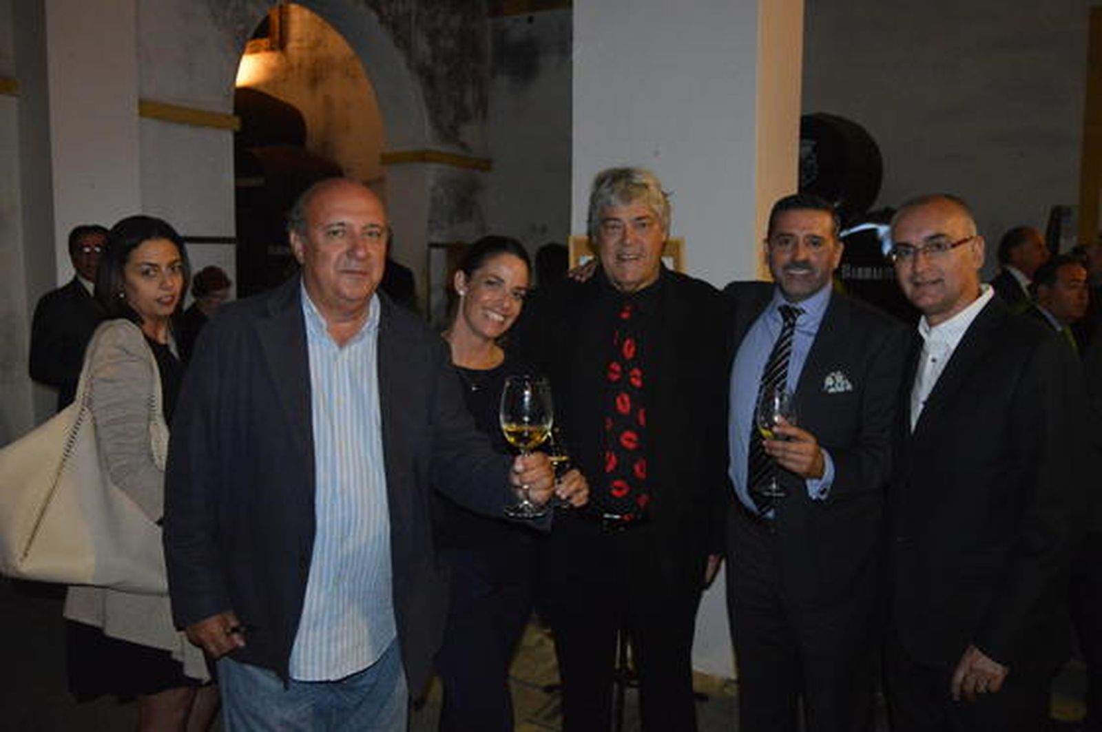 Albert Solé, Esther Gutiérrez, el músico Caco Senante, Alvaro Alés y Ángel Trallero, durante el cóctel en las Bodegas Barbadillo.

Foto: Ignacio Casas de Ciria