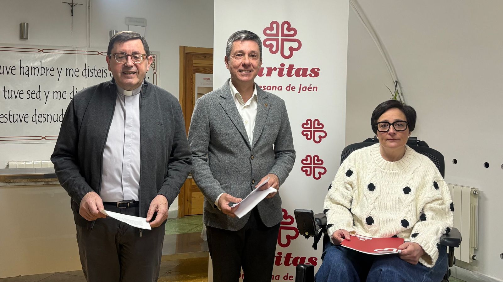 Juan Raya, Fafael Ramos y Fátima Jerez, tras presentar el balance de Cáritas.