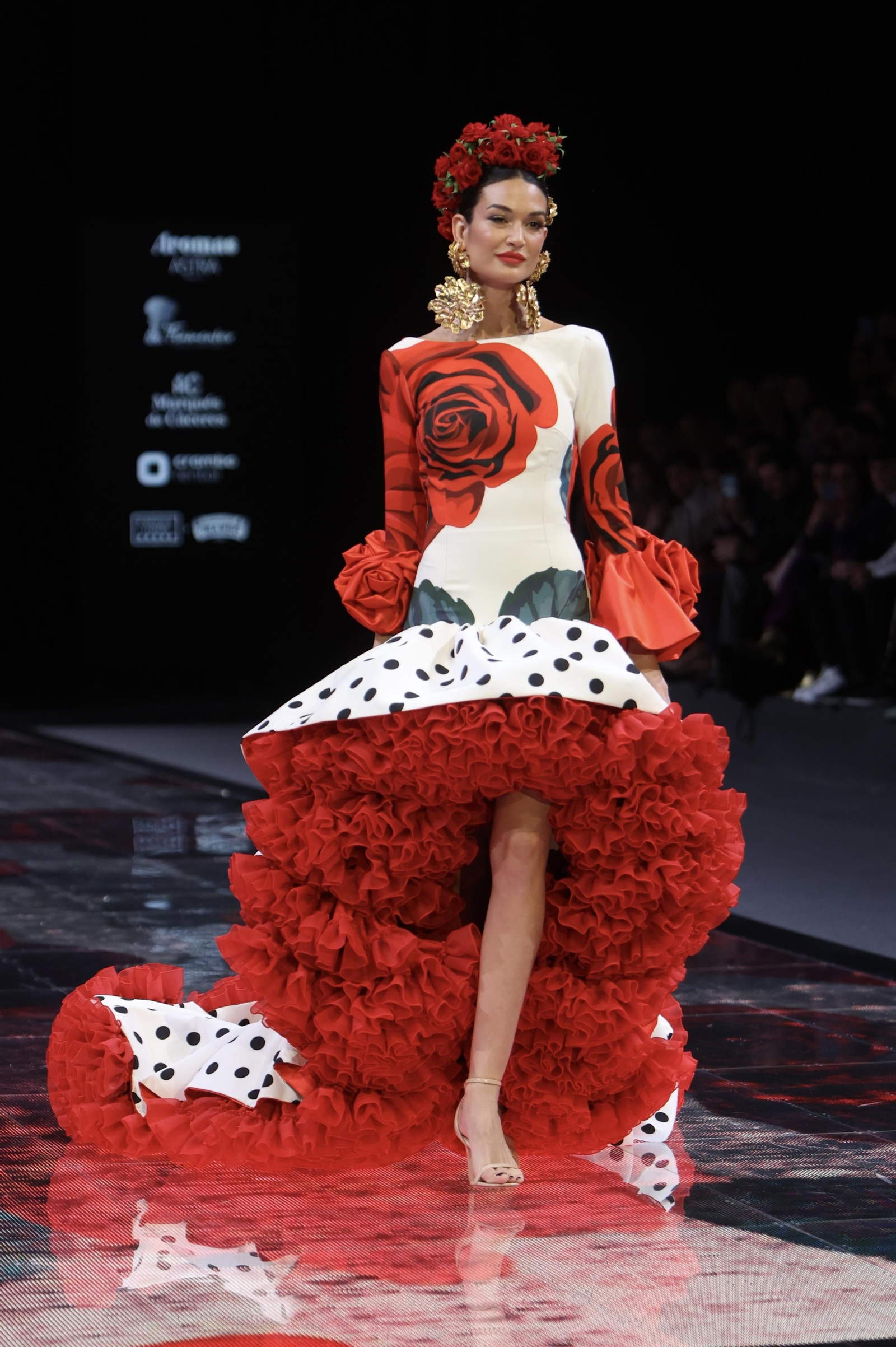 Desfile de Rosa Pedroche en SIMOF, todas las fotos