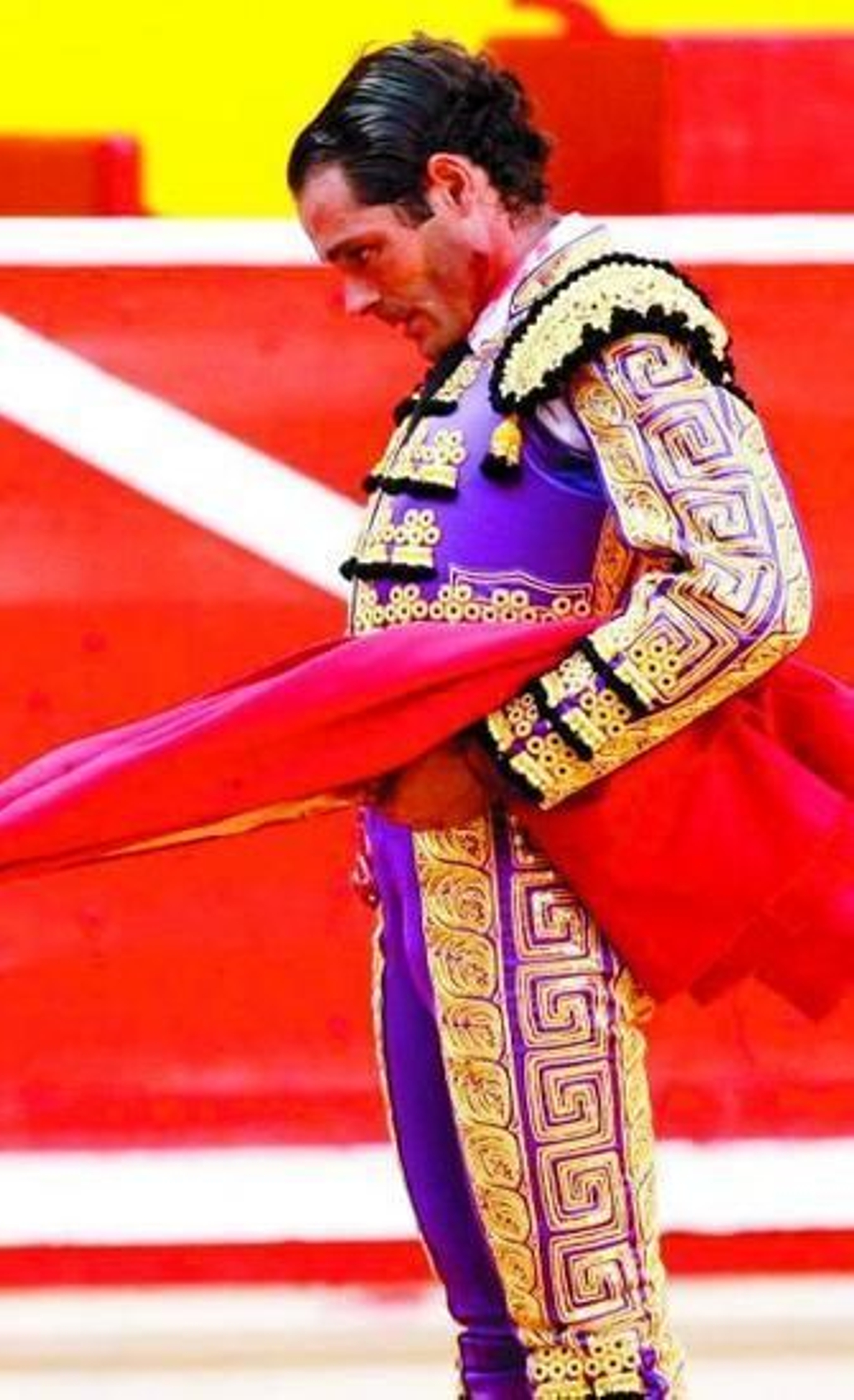 Sánchez Vara sangra tras recibir un puntazo en la mandíbula.