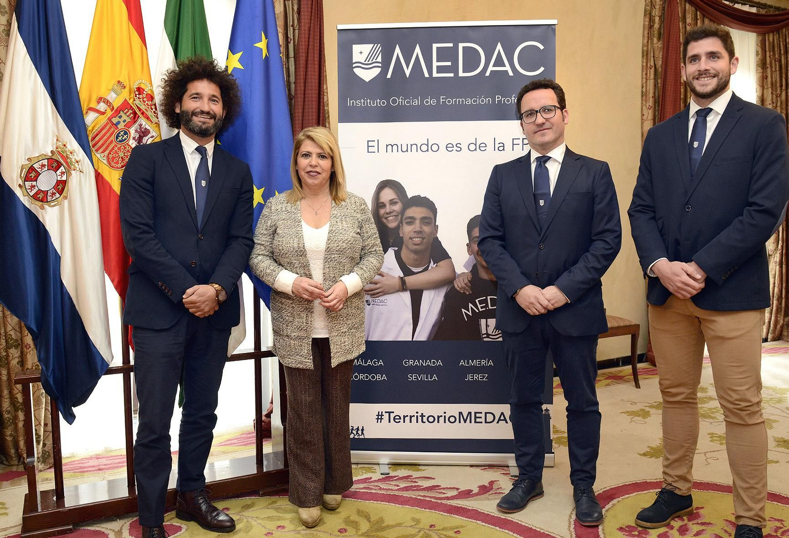 La alcaldesa, Mamen Sánchez, con los responsables de MEDAC, en el Ayuntamiento.