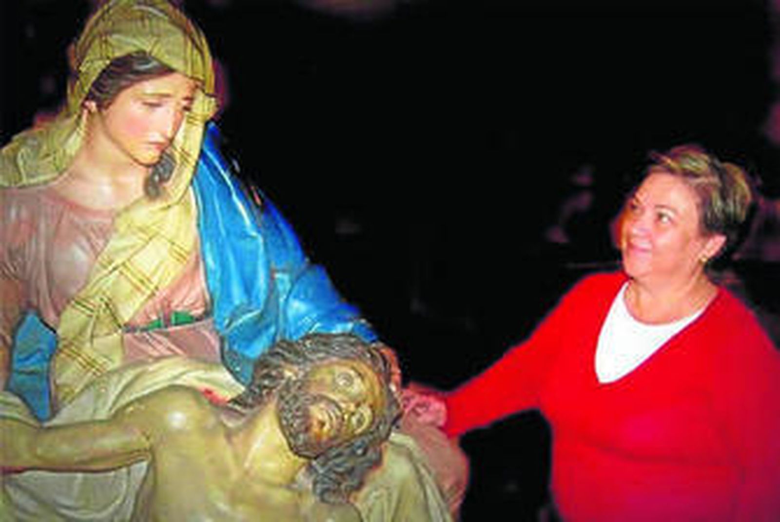 Lourdes Bernal Márquez junto a la Virgen de las Angustias.