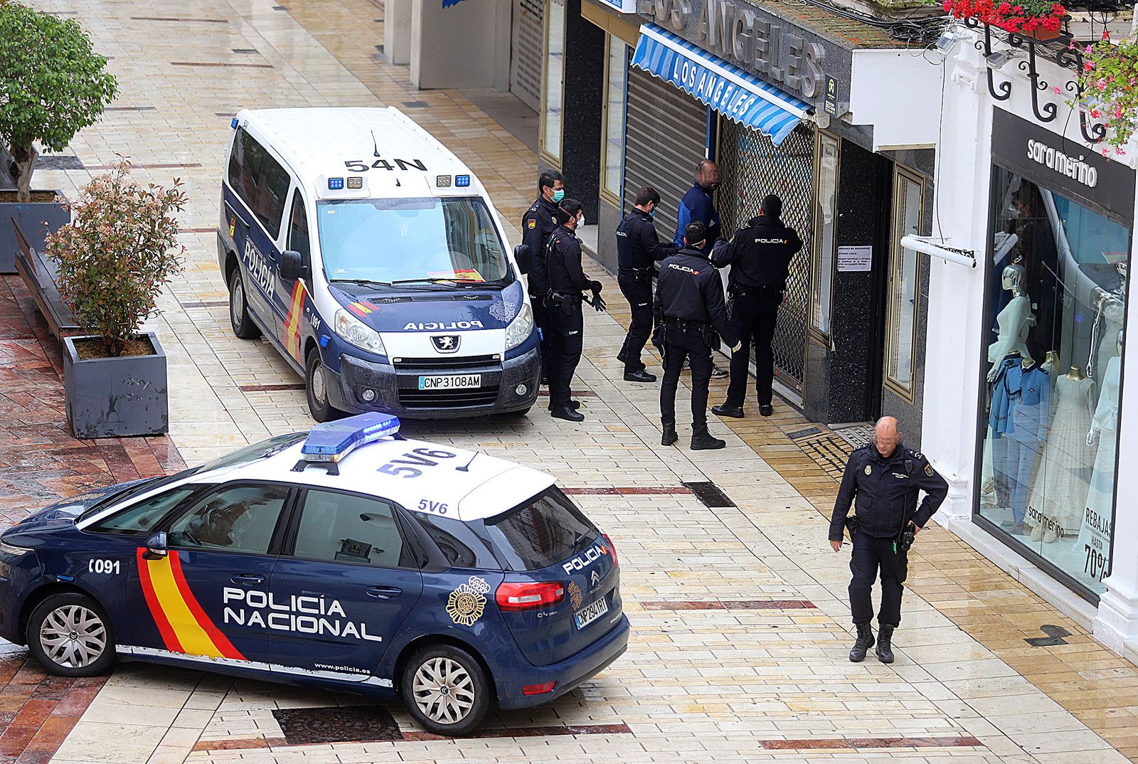 Imagen de la detención del individuo por varias dotaciones de la Policía Nacional.