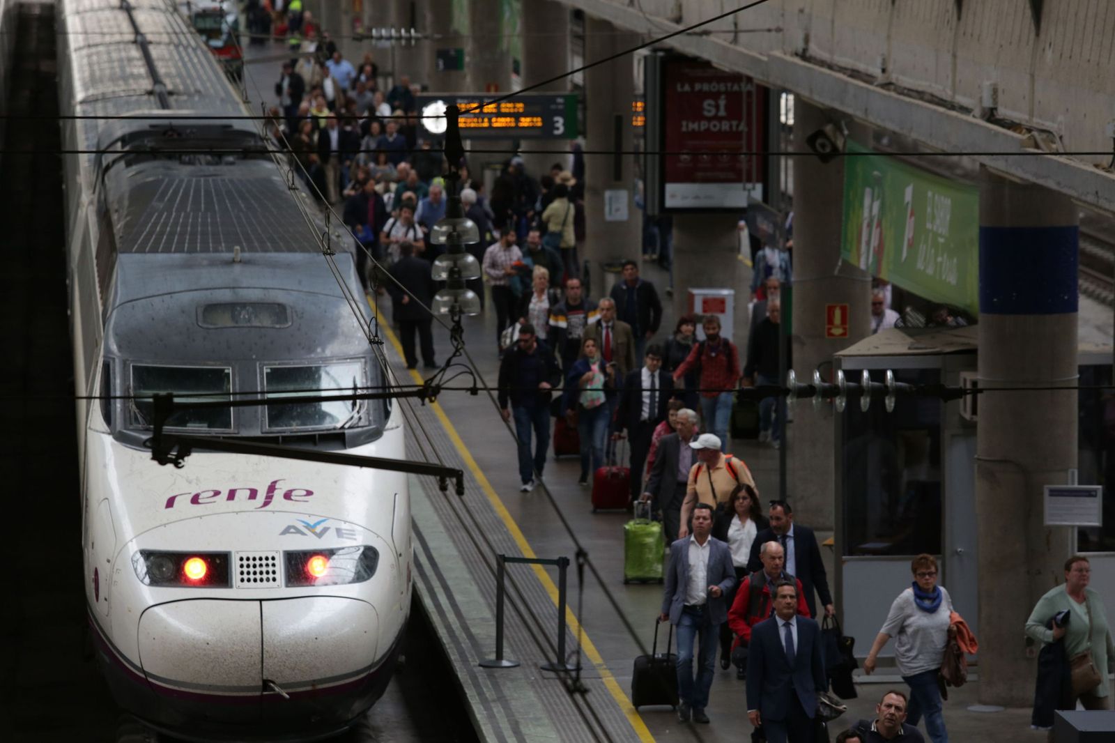 Viajeros en la estación de Santa Justa