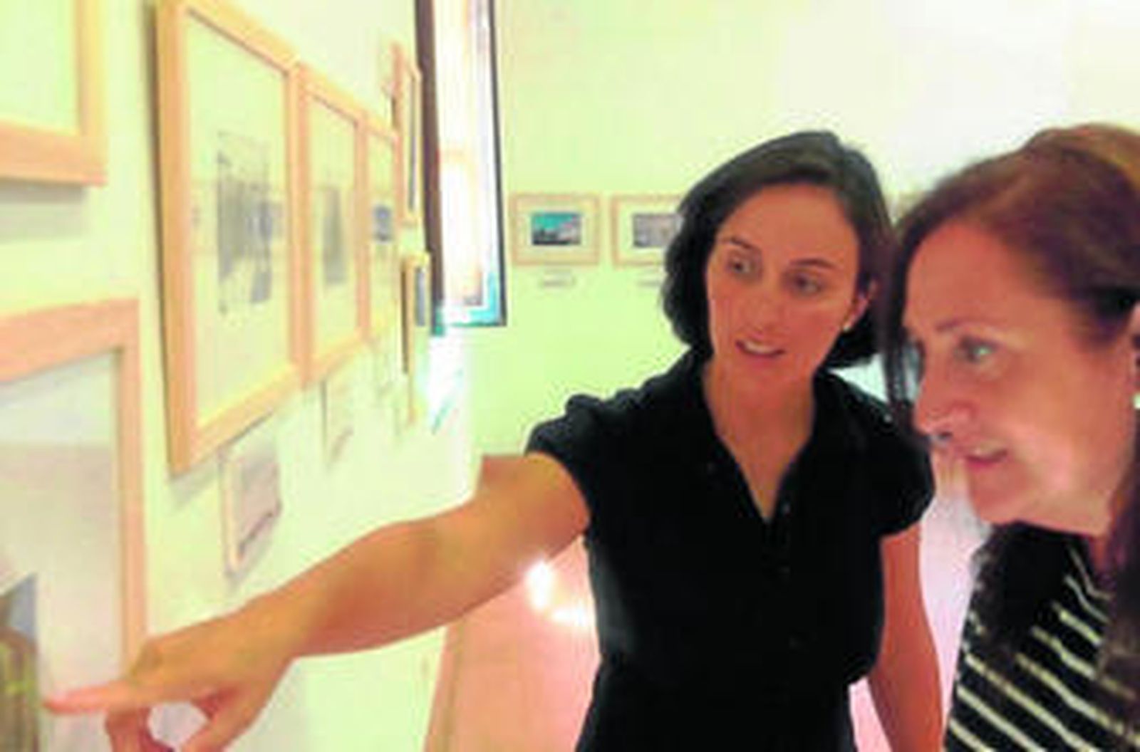 Puigdengolas y Sánchez, ayer junto a la muestra fotográfica.