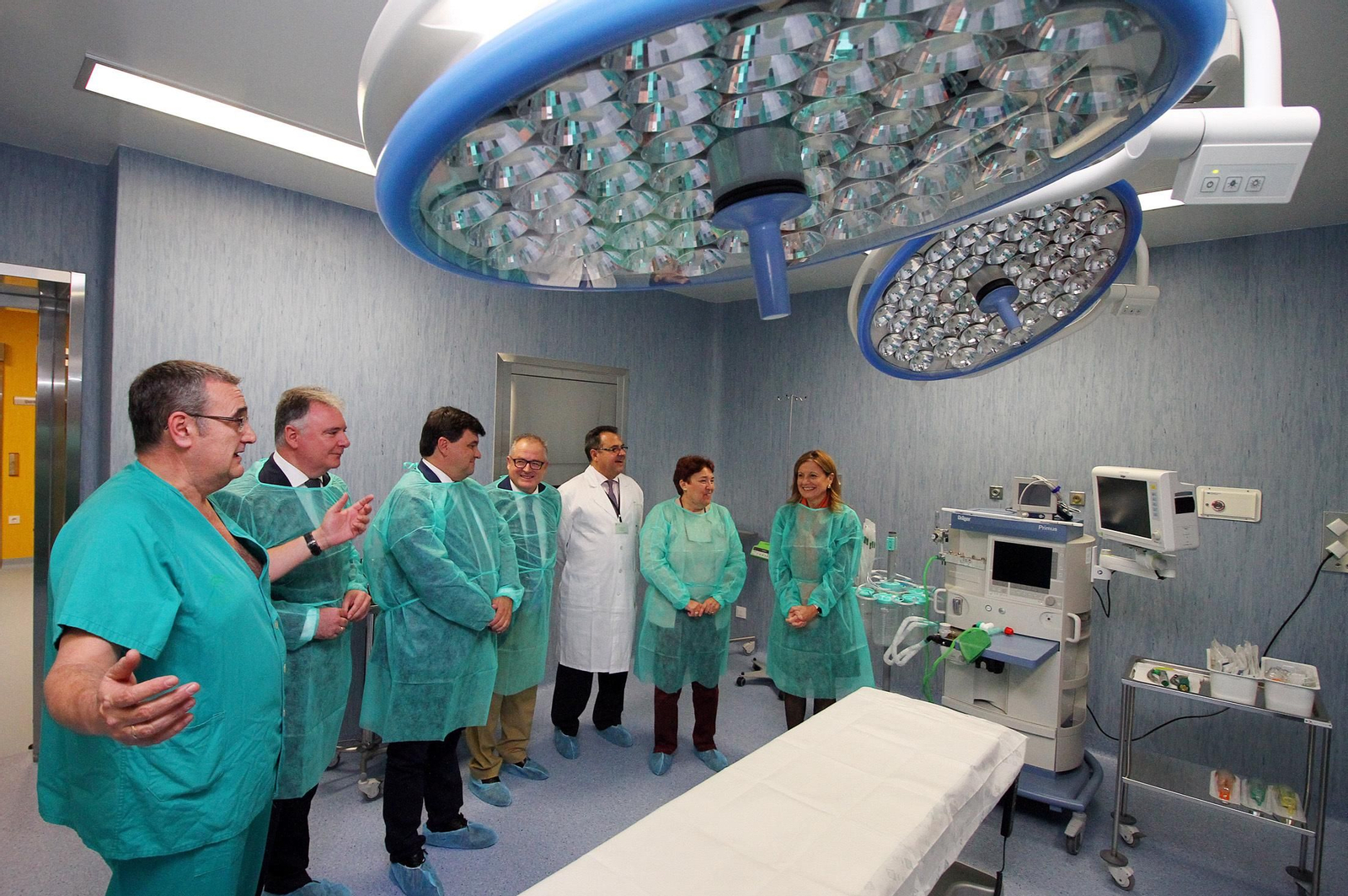 Imágenes de la visita de la consejera de Salud, Marina Alvarez, a los dos nuevos quirófanos que estrenará el Hospital Infanta Elena.