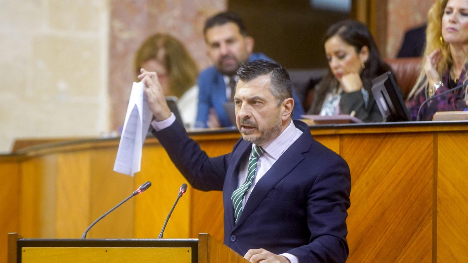 El portavoz popular, Toni Martín, sorprendió al pleno al presentar las propuestas de PSOE y Por Andalucía.