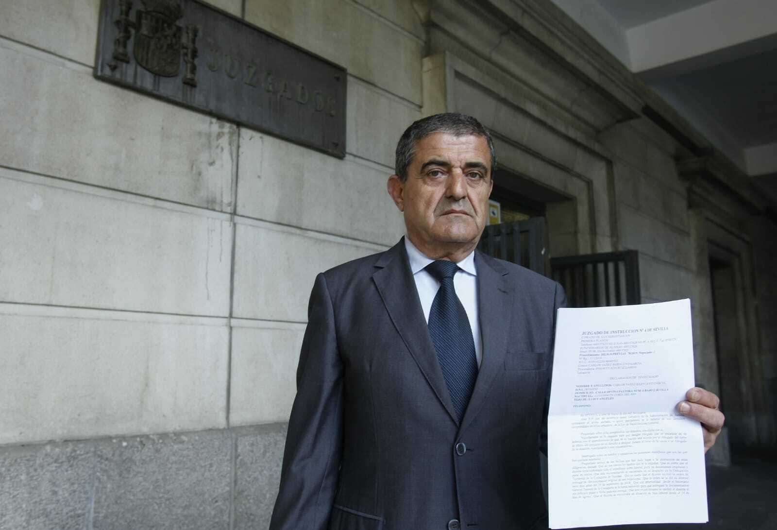 El doctor Carlos Yáñez-Barnuevo, inspector médico que destapó el escánadalo Idental, a la salida del juzgado.