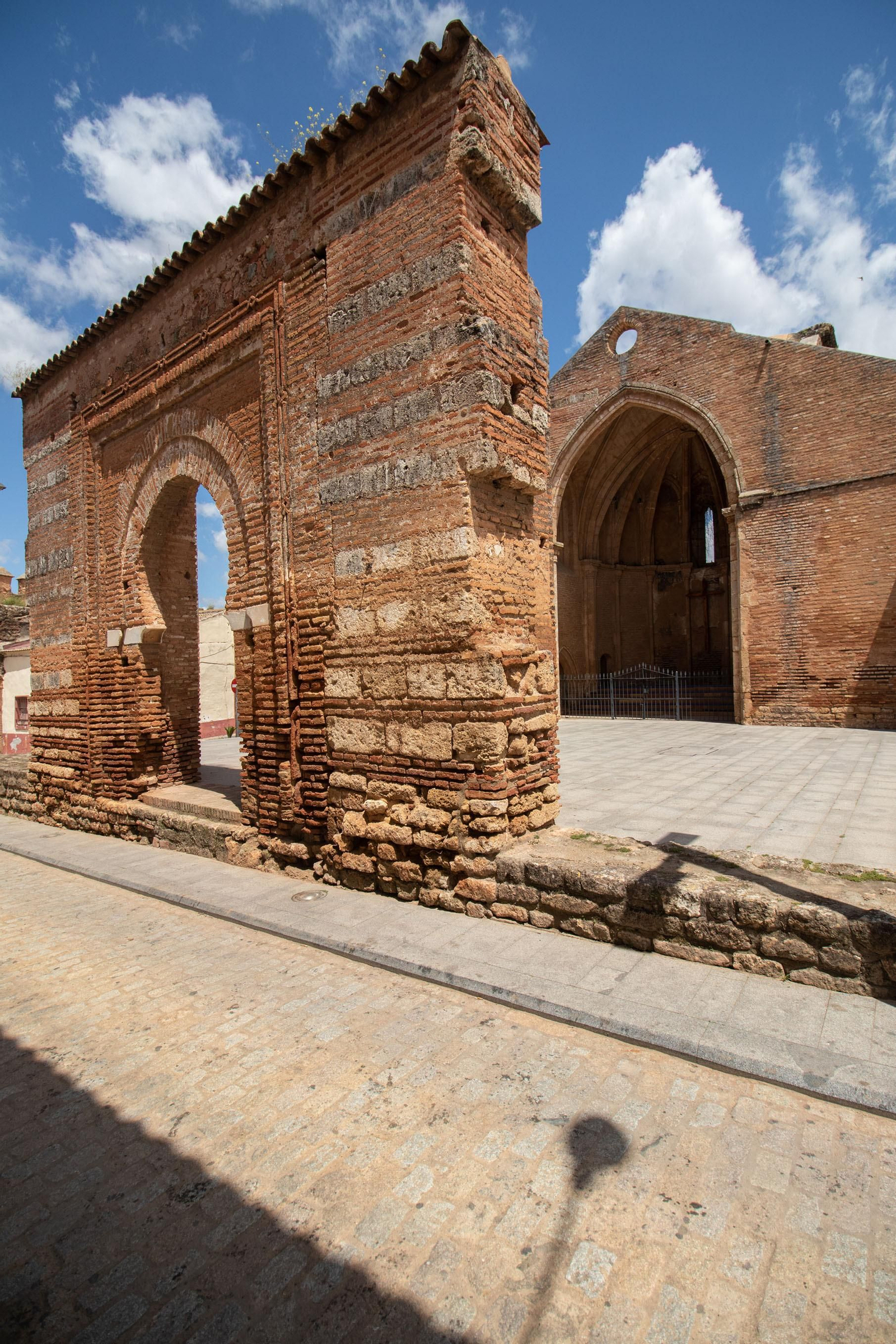 a Madina Labla (Niebla) se habría convertido en una insigne ciudad, resultado de la evolución urbanística nacida de la Ilipia romana, entre las que sobresaldría su excepcional muralla.