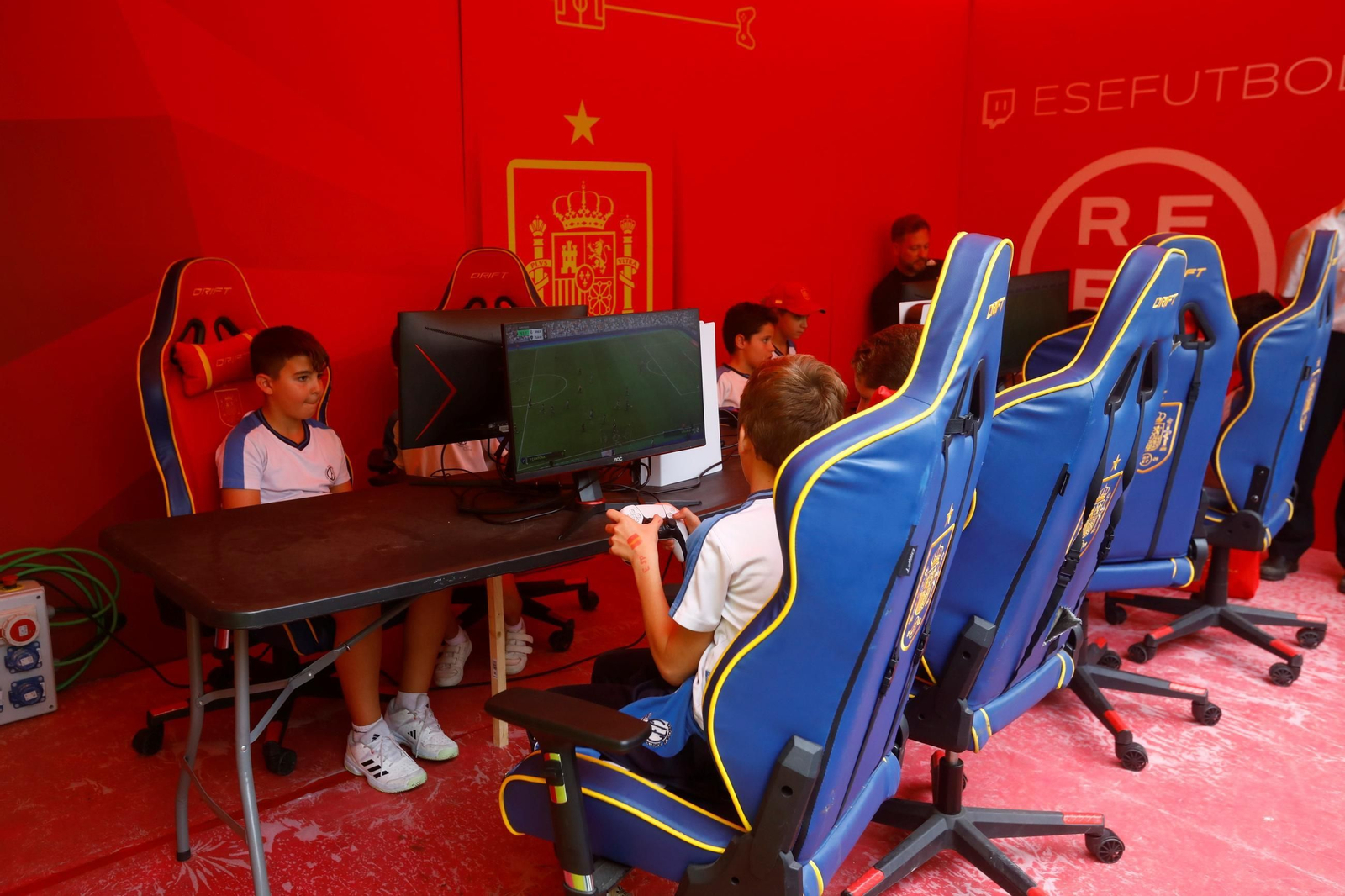Los colegios de Córdoba disfrutan de la Fan Zone de la selección española, en imágenes