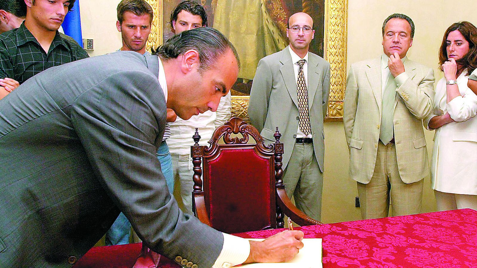 Oliver firma en el libro de honor del Ayuntamiento tras subir a Segunda A en la 00/01 en presencia de Pedro Pacheco y Teresa Vega.