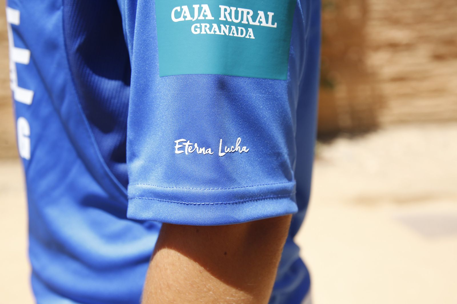 Todos los integrantes del Granada, masculino y femenino, que actuaron como modelos posan con las nuevas equipaciones.