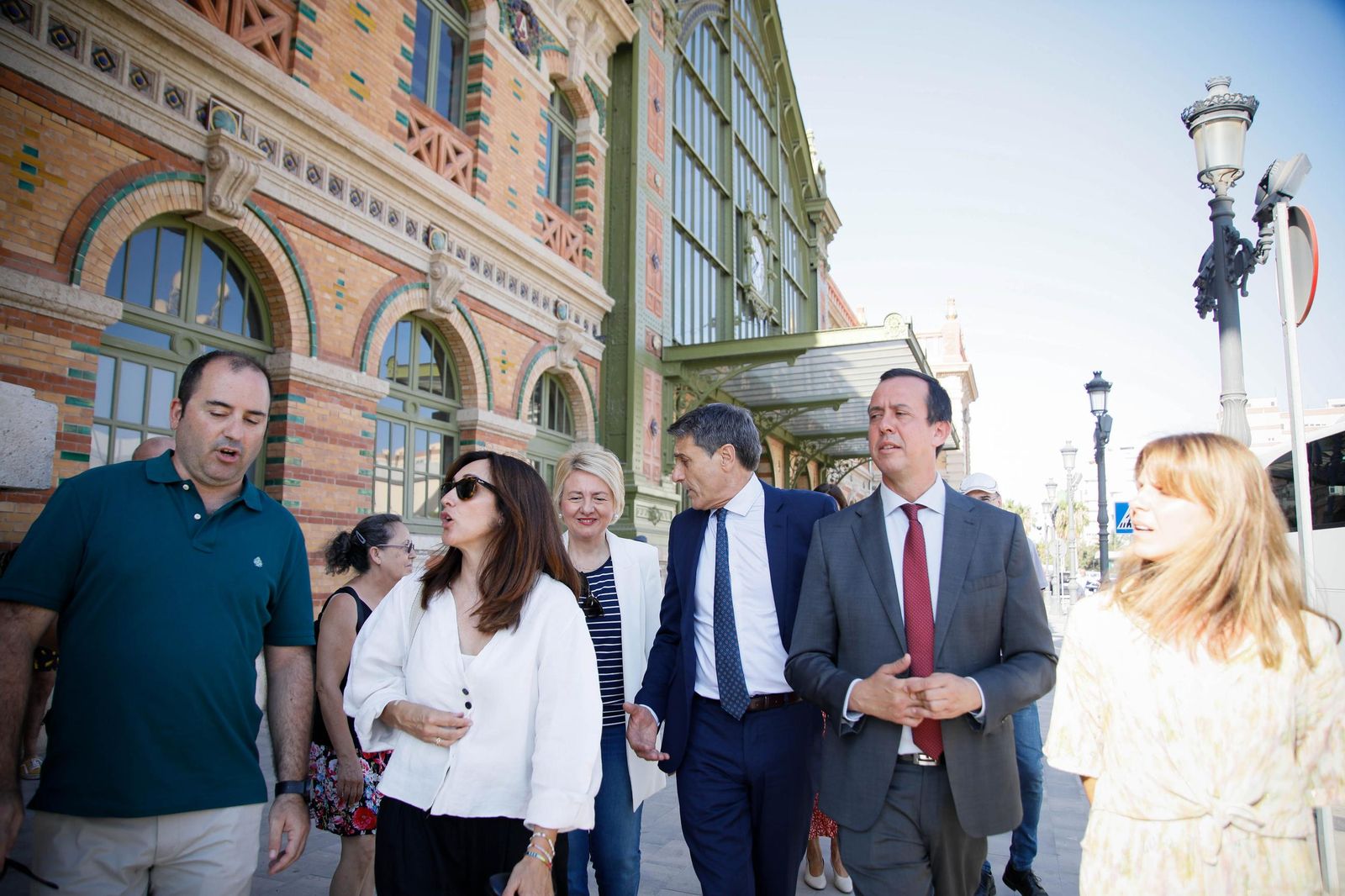 El delegado del Gobierno, Pedro Fernández, visita la estación histórica de Renfe en Almería, en imágenes